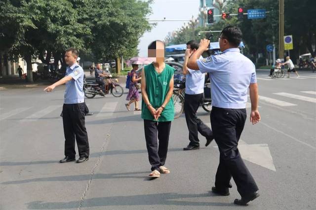三台县梓州干道一男子驾车拖行交警近200米,只因超员被查!
