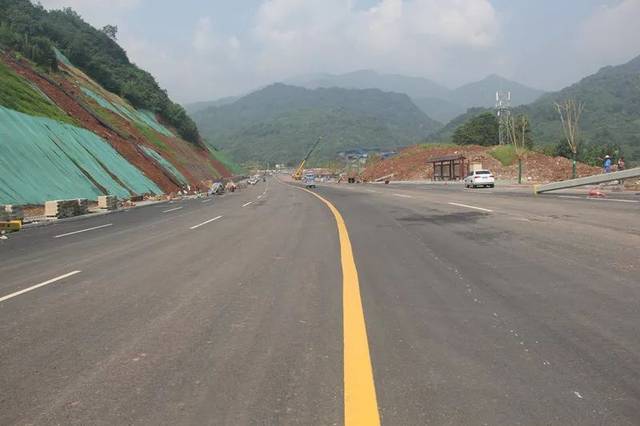 项目南接秀湖大道,北接黄川路,东接西环线和嘉峨路,联通正在建设的"