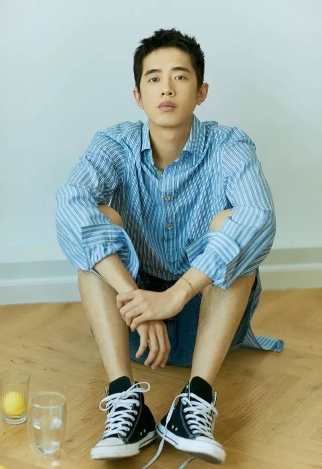 会穿的潮流icon梁靖康,背什么包出门?