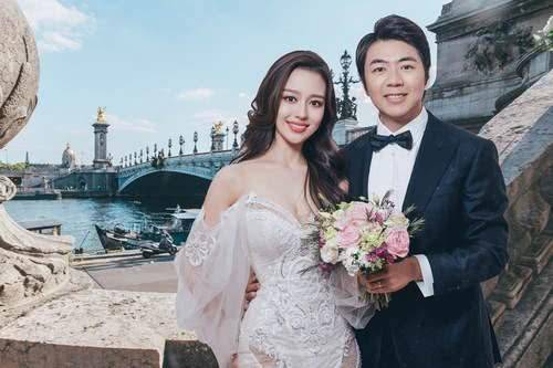 原创郎朗晒与娇妻游草原甜蜜照,夫妻二人搂在一起画面太幸福!