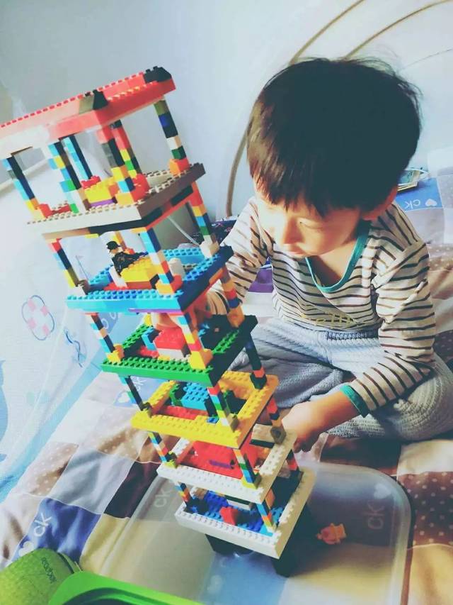 不是"教孩子"如何拼简单的图形, 而是教孩子搭积木技巧的同时,点亮