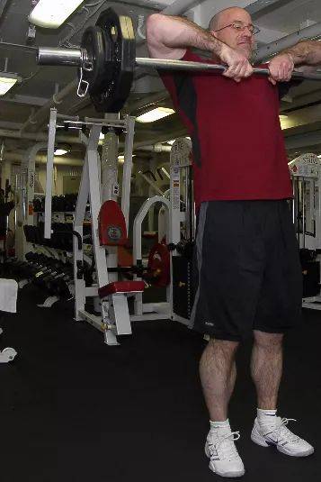 你知道直立杠铃弯举的动作要领是什么吗