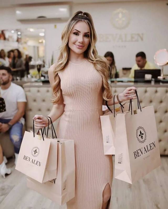 【百花足坛】菲尔米诺撒丁岛度假,和娇妻鸳鸯戏水_手机搜狐网