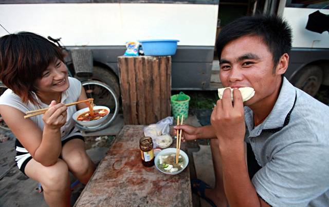 90后民工情侣旧大巴改造"房车",吃苦也甜蜜