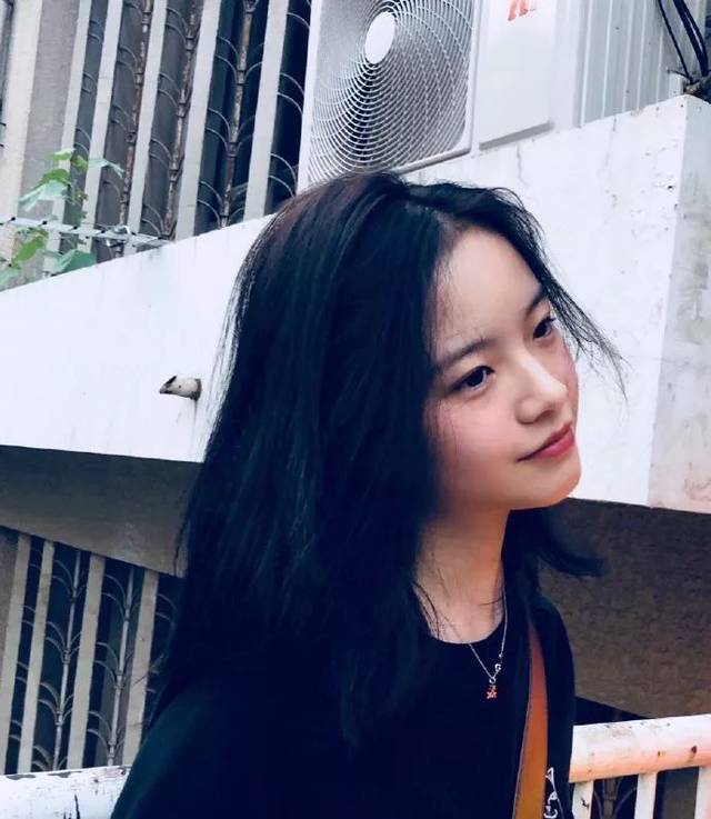 《原来你还在这里》中,她饰演少年莫郁华,内向呆板的人物设定与《同学