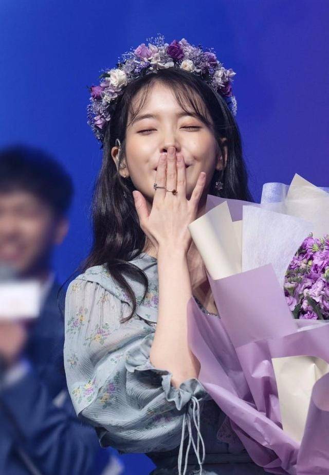 iu跟男主角们的"最萌手差",本人却因为小手感到自卑?