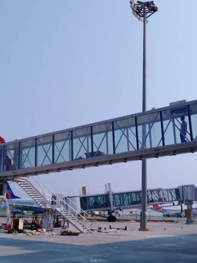 南充高坪机场新航站楼廊桥吊装完工,高清大图抢先看.