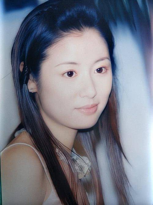 林心如早年素颜写真被修复,吊带上衣配牛仔裤打扮平淡却很养眼_手机