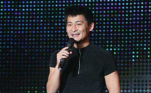 50岁尹相杰罕见露面身材消瘦,90年代很火的歌星现状如何?_手机搜狐网