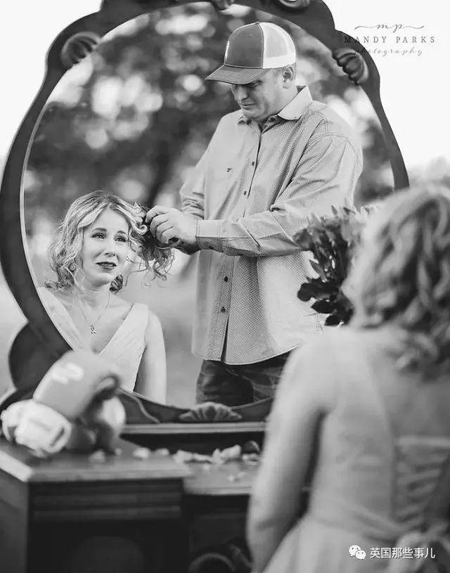 这组丈夫给新婚妻子剃头的照片火了.无声的图片悲伤又美丽