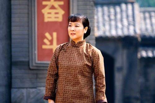 原创老戏骨也耍大牌?著名主持人曝女艺人现场黑脸,网友挖出是陈小艺
