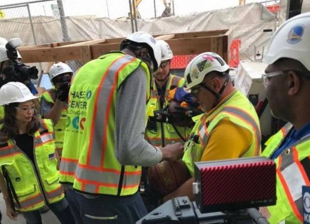 杜兰特包工头造型被媒体玩坏,库里格林热评前三,kd回复让人笑中带泪