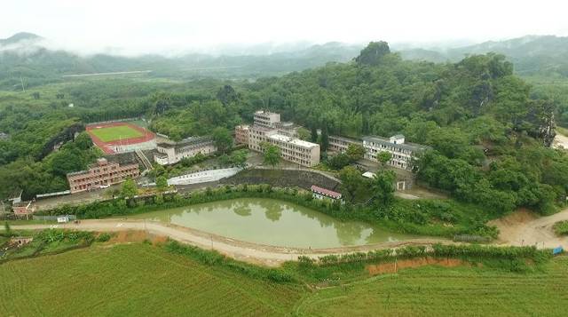 蓝田民族中学枕山臂江,依山傍水,背靠石马山,与蓝田河为伴,学校受着