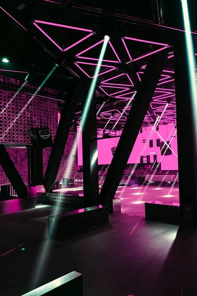 夜店的光影魅力用灯光塑造沉浸式迷幻空间