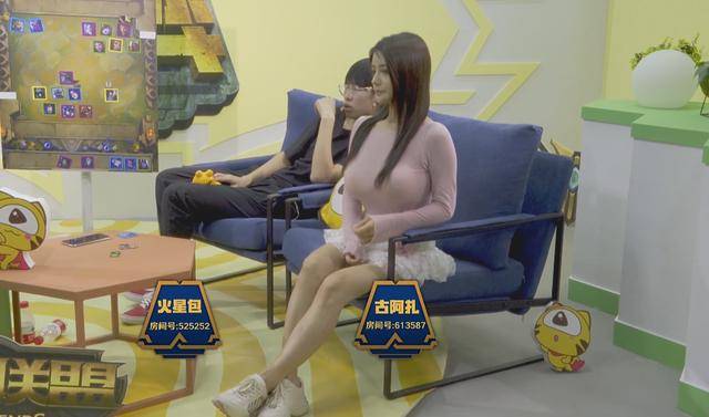 lpl虎牙二路女解说古阿扎面容可爱,身材姣好,前凸后翘,微博被扒,吸睛