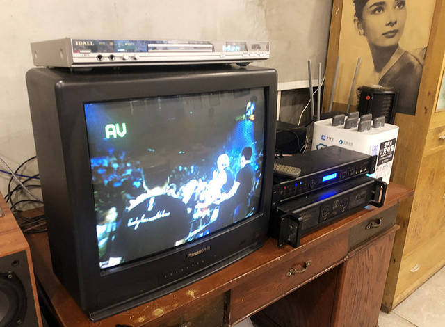 在这家80年代风的烧烤海鲜下馆子网红烤牛骨髓亮了