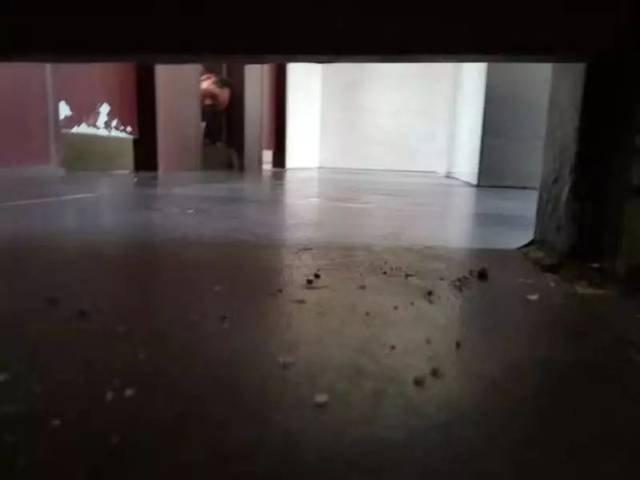 震惊丨桂林中心广场男厕惊现变态!偷拍男的上厕所