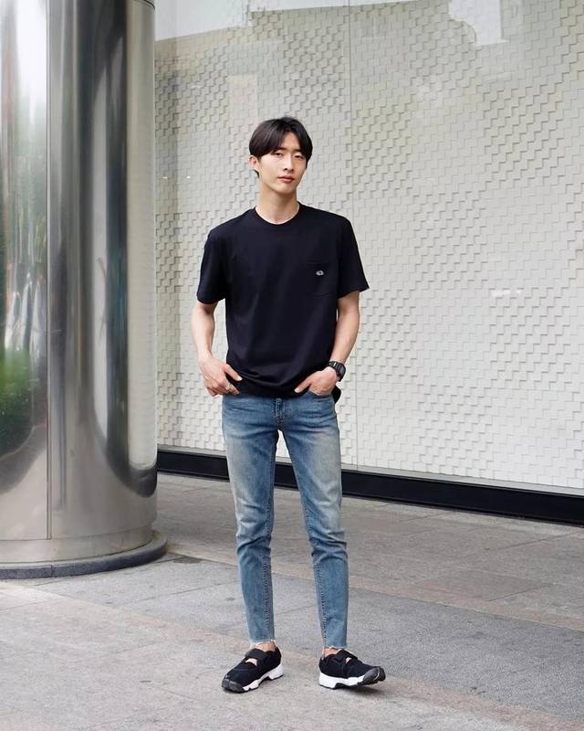 黑色t恤可以搭配什么颜色的牛仔裤?这些选择就足够时髦