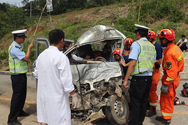 液压剪扩钳,液压顶杆,绝缘钳齐上阵!保山施甸消防紧急营救车祸被困者