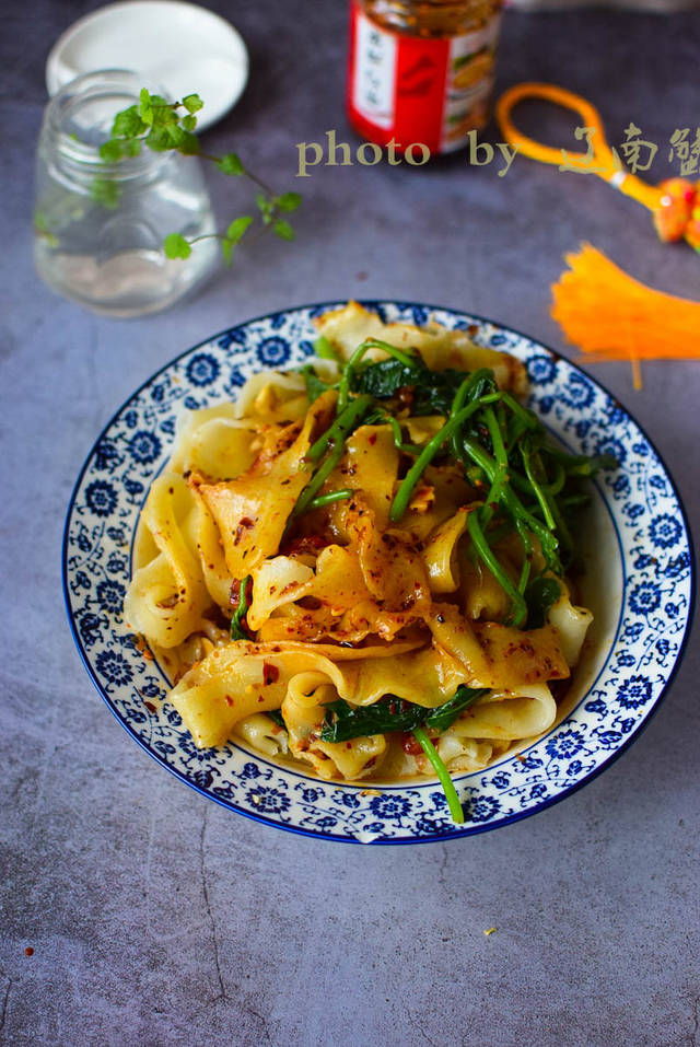 无需添加,普通面粉也能做出筋道爽滑的油泼扯面,喜欢吃面速收藏_手机