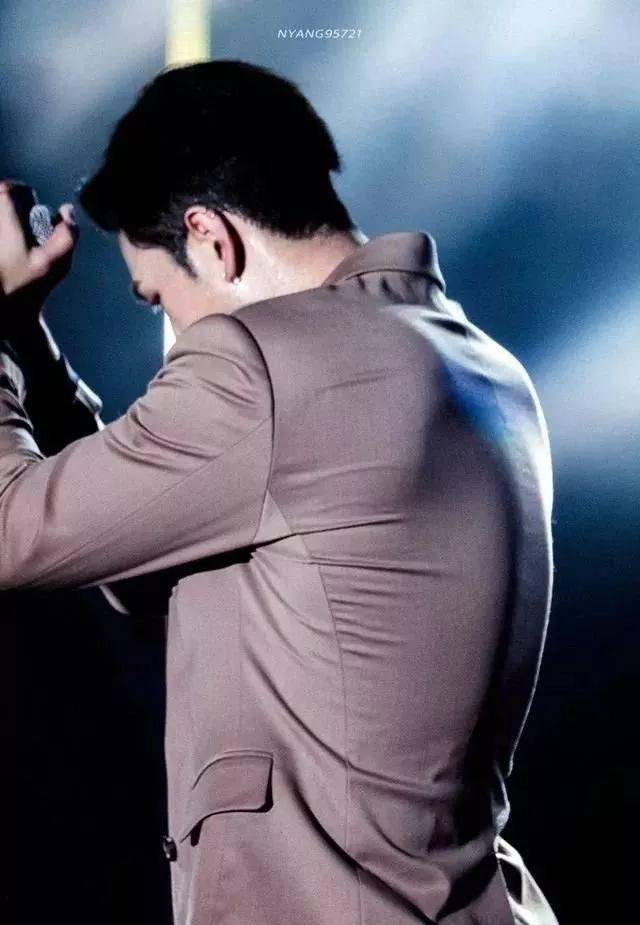 穿正装西裤男星遇尴尬用手压