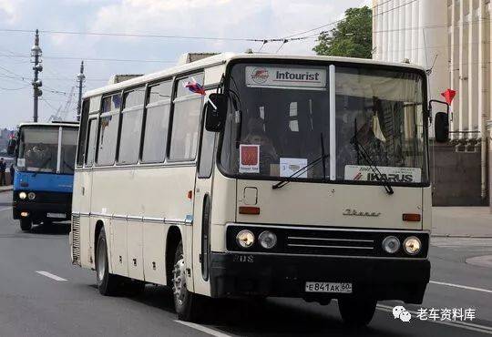 俄罗斯圣彼得堡的古董伊卡鲁斯客车大派对