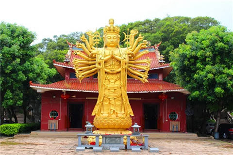 法泉寺,旧称观音寺.这里清幽宁静,建筑结构严谨,布局匀称,规模宏大.