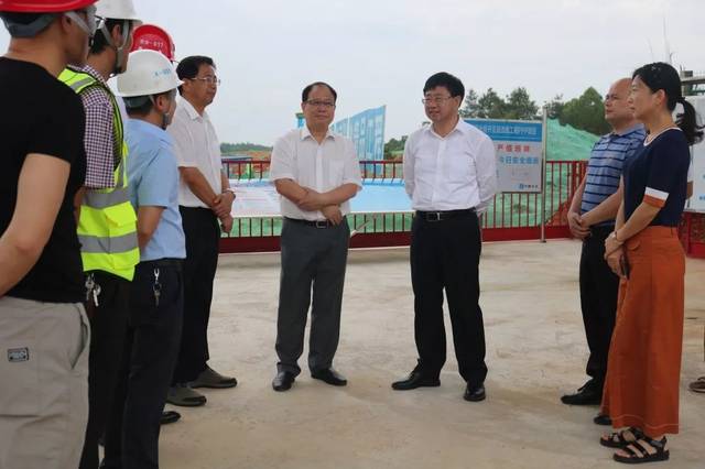 战酷暑,赶进度 快速推进工程建设 右三为赣州市副市长张逸 赣州市委