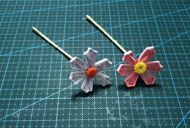 我们只需要先制作一个松卷,再用手捏出鸭掌型.