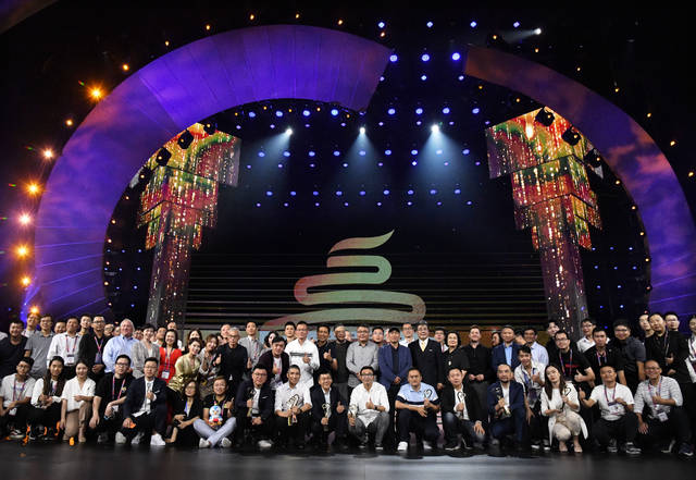 首届中国影视后期产业金海鸥奖颁奖仪式在青岛举行