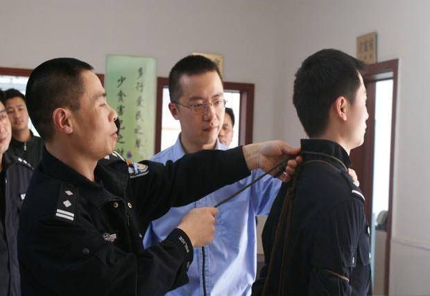 有些死刑犯被执行枪决时,为什么要用绳子将裤子绑起来?_手机搜狐网