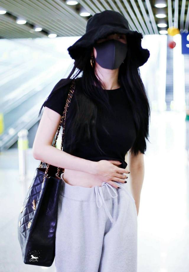 杨幂机场秀打扮超时髦穿黑色圆领t恤配运动裤展窈窕身材哪像生过孩子