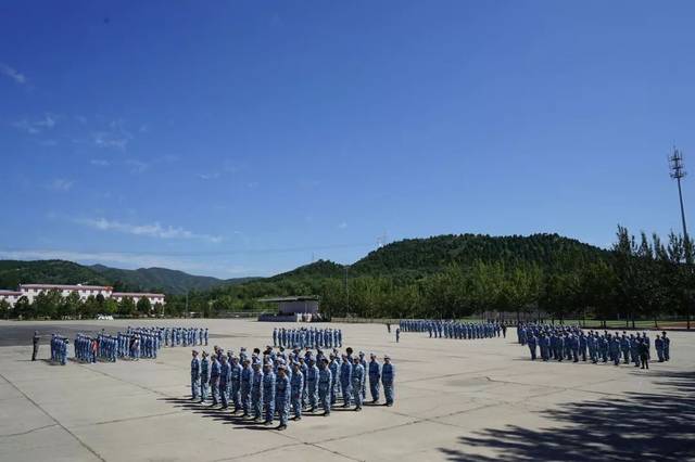5度的风和十八岁的暮夜,长途跋涉后我们来到军训基地.