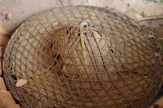 古代有个人带着斗笠躲债, 没想到还是被债主发现, 闹出大笑话