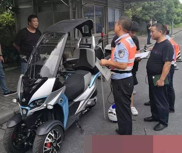 首辆"倒三轮"摩托车完成上牌,交警也是第一次见!_手机搜狐网
