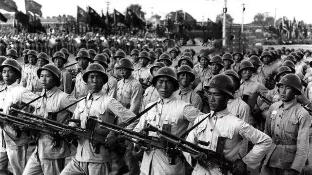老照片1949年新中国第一次大阅兵看完解放军的武器流下热泪