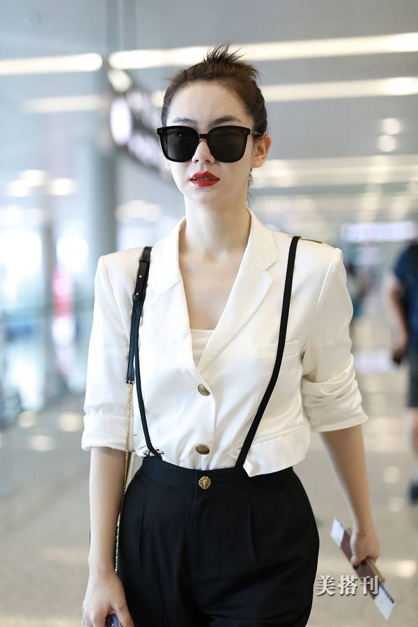 霸道女总裁!戚薇穿白色衬衫职场ol范十足,盘发涂红唇气场全开