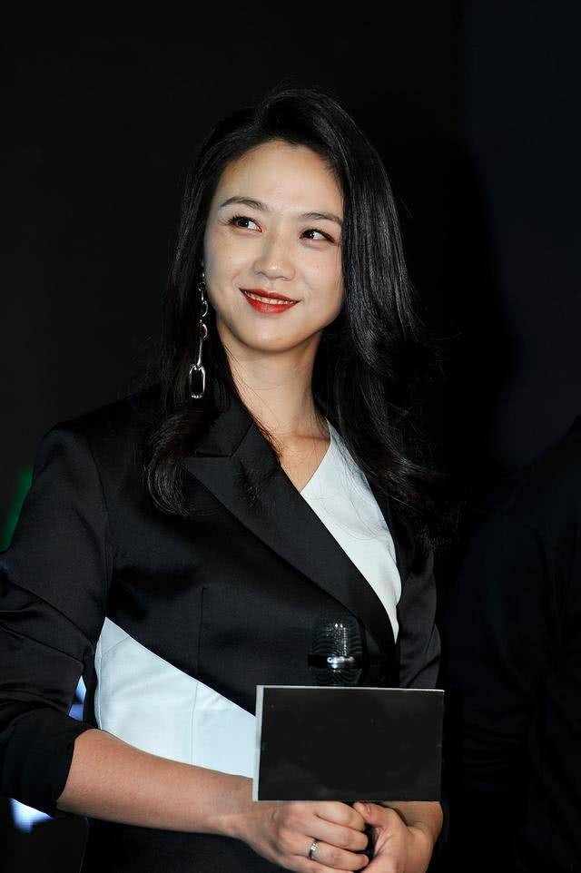 汤唯带父母从亲家归来,亲自推车拿行李尽孝心,面部长肉圆了一圈_手机