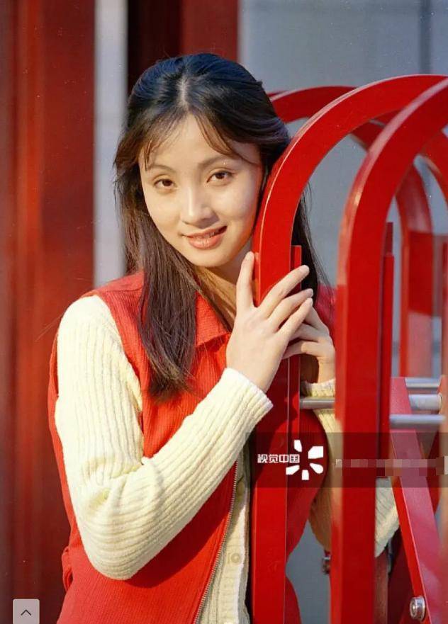 陶虹年轻时太甜了,直角肩细腰长腿超优越,但袁泉更让人眼前一亮