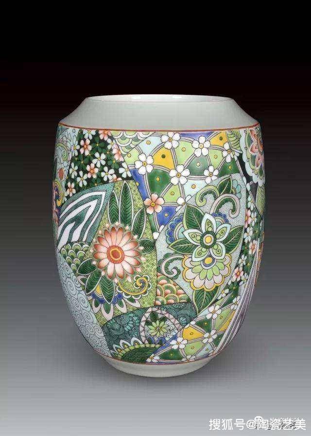 古彩是景德镇具有地域特色的陶瓷装饰技艺,古代的大明