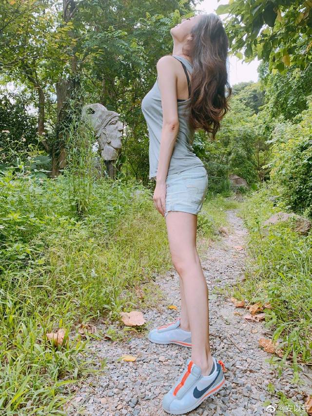 安以轩大眼睛自拍卖萌 背心加热裤露白皙长腿超少女