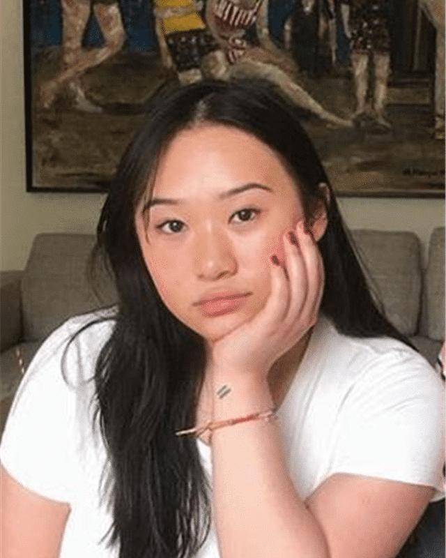 林忆莲李宗盛21岁女儿穿肚兜大胆出镜无惧肥胖身材超自信