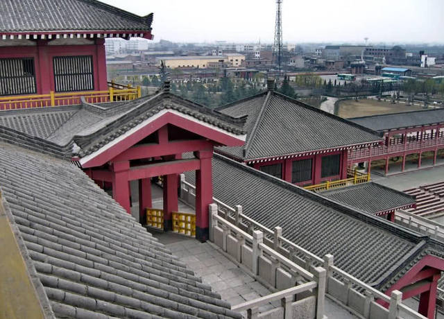 或者是汉代的未央宫有着一样的建筑选址,一致认为是修建于高地之上的