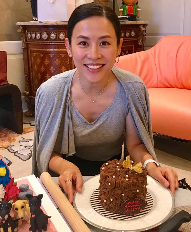 郑裕玲晒62岁庆生照,穿淡蓝色上衣端庄大方,手上蝴蝶戒指好抢镜