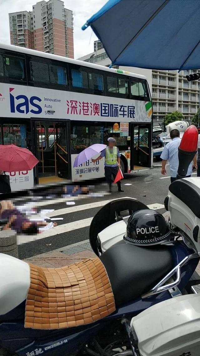 深圳闹市车祸目击者:的士撞上大石柱,再撞公交,一人被压在车下