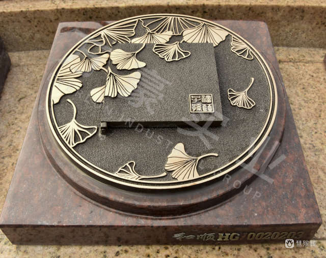 该系列石材选用的是猫眼花岗岩,红褐色花纹将金色叶片映衬得分外雅致.