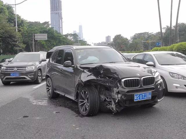 東莞大道嚴重車禍寶馬x5與豐田卡羅拉慘烈相撞