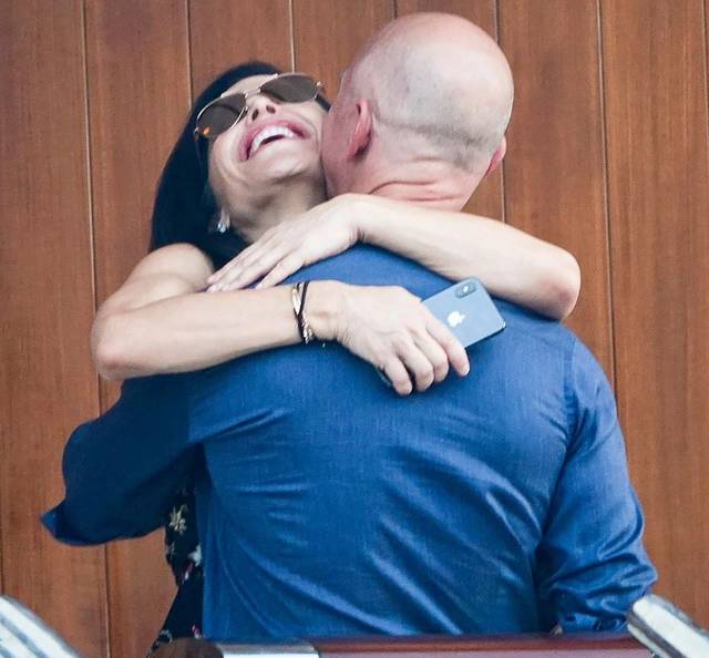 杰夫·贝佐斯的离婚与一个女人有很大关系,那就是劳伦·桑切斯(lauren