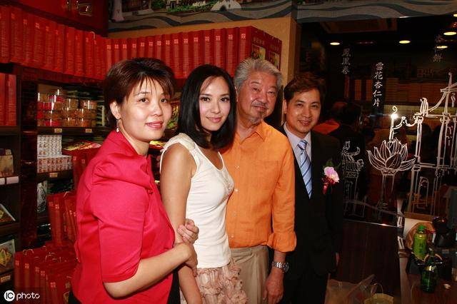 有一次在吉隆坡,蔡澜和三个女孩子一起去吃大排档,其中有一位皱着眉