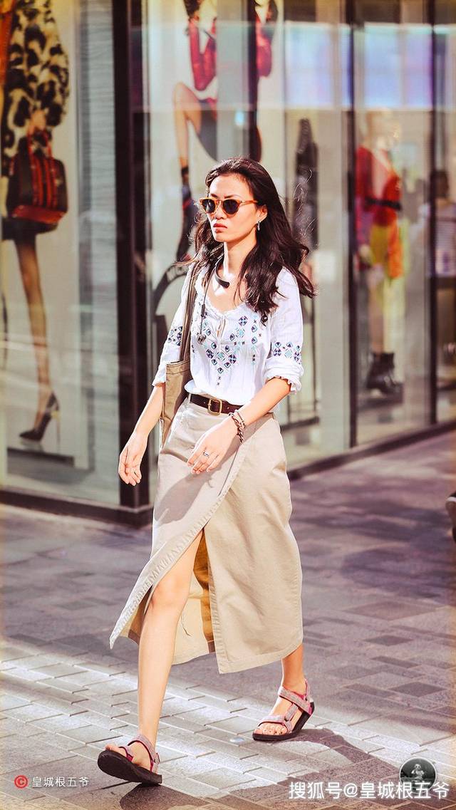 走在潮流时尚第一线的美女,她们对时尚的敏锐嗅觉仿佛与生俱来